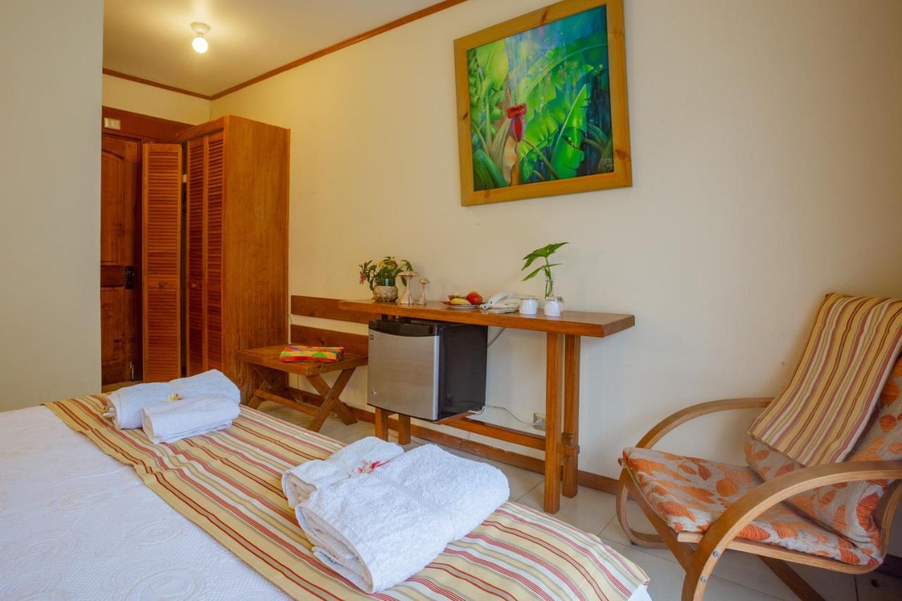 Hostal Uruhao Hanga Roa Exterior photo