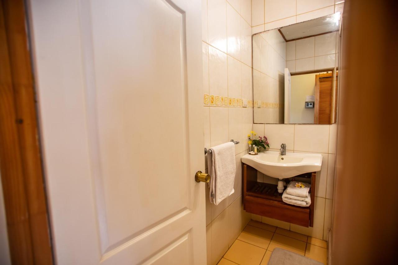 Hostal Uruhao Hanga Roa Exterior photo